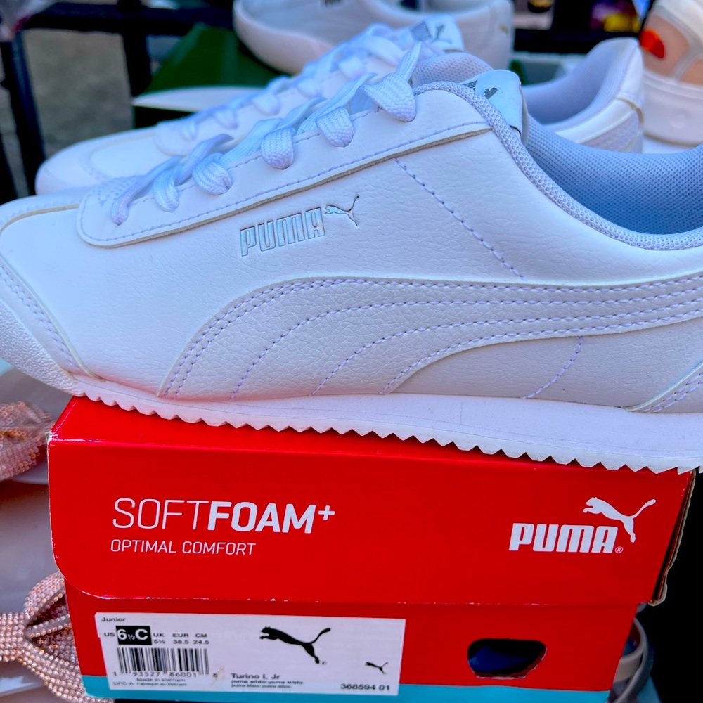 Clean barely worn WHITE PUMA big boys 6.5Y